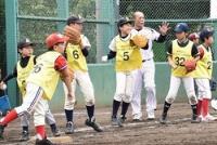 野球をしている子どもたちの写真