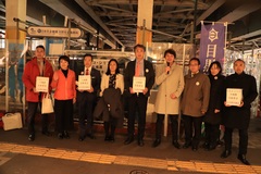 中目黒駅前で募金活動を行っている写真