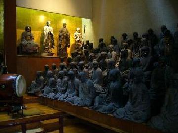 木造釈迦三尊と五百羅漢像の写真