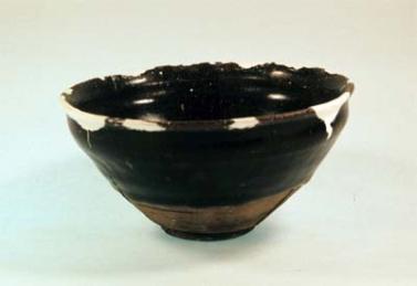円融寺遺跡出土の天目茶碗の写真