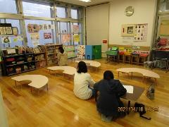 児童遊戯室には本棚や本を読むテーブルなどがあります