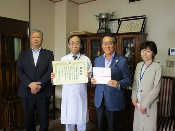 感謝状を受け取る国家公務員共済組合連合会東京共済病院の方々の写真