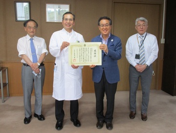 感謝状を受け取る独立行政法人国立病院機構東京医療センターの方々の写真