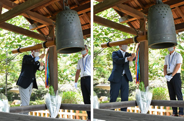平和の鐘の打鐘の様子