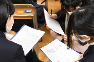 学生団体による模擬演説を聞き、どのように投票する人を決めるべきか話し合う生徒たち2