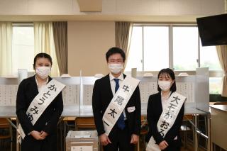 学生団体による模擬演説を聞き、どのように投票する人を決めるべきか話し合う生徒たち