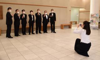 記念に写真を撮る参加男性の写真