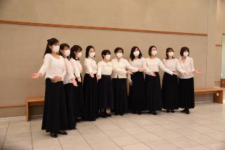 記念に写真を撮る参加女性の写真