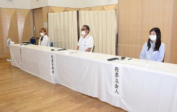 期日前投票所の投票管理者及び投票立会人の写真
