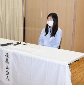 投票立会人を務める新有権者のおおきしほさんの写真