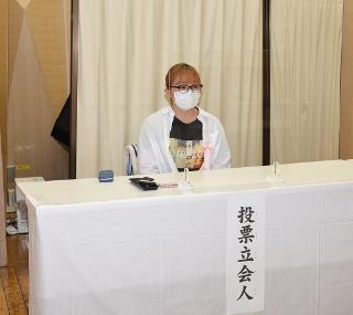 投票立会人を務める新有権者のたきざわさきさんの写真