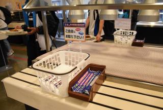 東京大学の学生食堂で選挙名や投票日等を記載した割り箸とウェットティッシュが配付されている写真