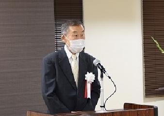 開所式で挨拶する佐々木理事長の写真