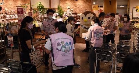 来店客にチラシを配っている写真