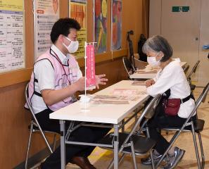 相談コーナーで相談する区民の写真