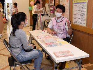 相談コーナーで相談する区民の写真2