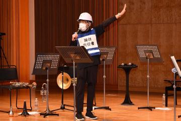 地震情報を伝えるスタッフの写真