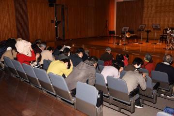 頭を守る姿勢をとる参加者の写真