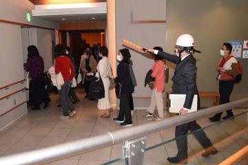 避難経路へ誘導する写真