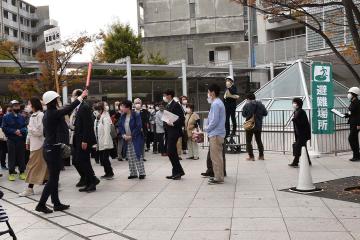 広場へ避難している写真