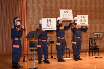 災害時の備えについて説明している写真