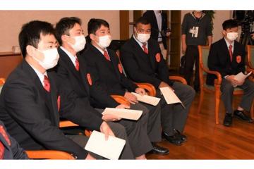 懇談する部員の皆さんの写真