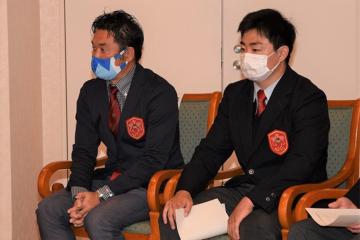 竹内監督の写真(左)