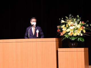 あいさつする青木区長の写真