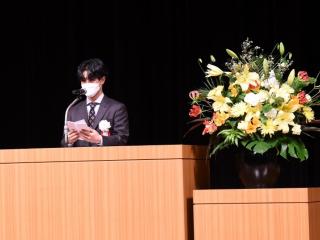 第2部に新成人を代表してあいさつする松井祐規也さんの写真