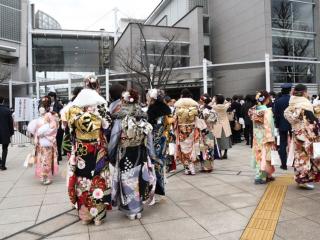 会場外に集っている晴れ着姿の新成人の写真