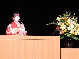第1部に新成人を代表してあいさつする渋井優花さんの写真