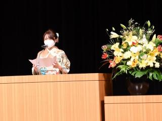 第2部に新成人を代表してあいさつする田代雛子さんの写真