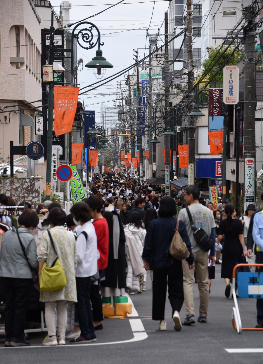 にぎわう自由が丘の通り
