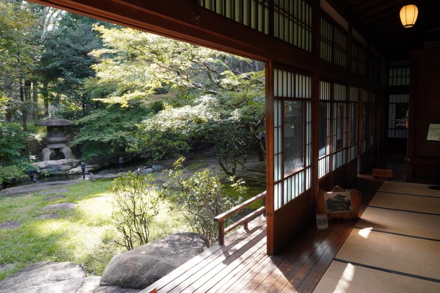 旧前田邸の庭園の写真