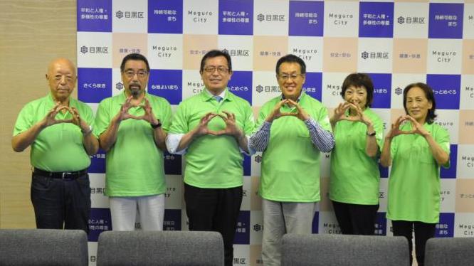 区長と飯島教授、フレイルサポーターの皆さんとの集合写真