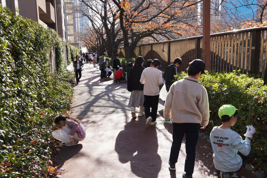 ごみを拾う小学生3