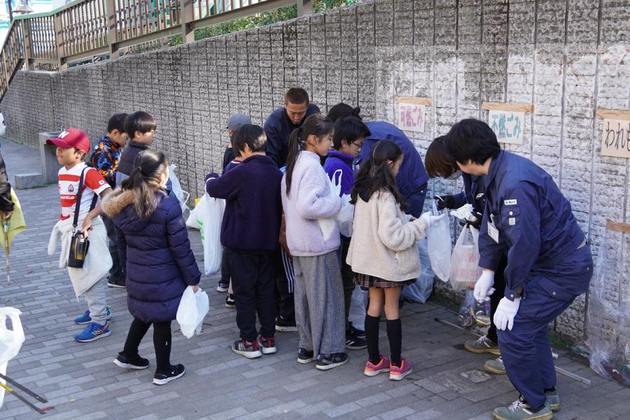 ごみを回収する目黒区職員