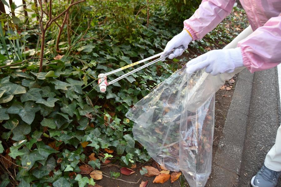 ごみを拾うボランティア