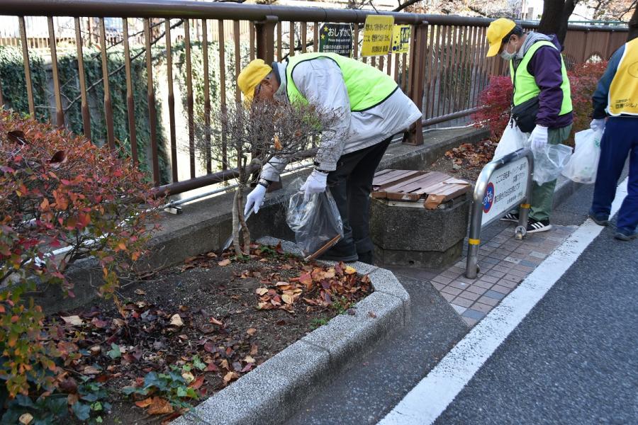 ごみを拾うボランティア2