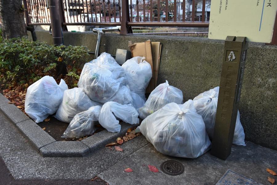 集められたごみ袋