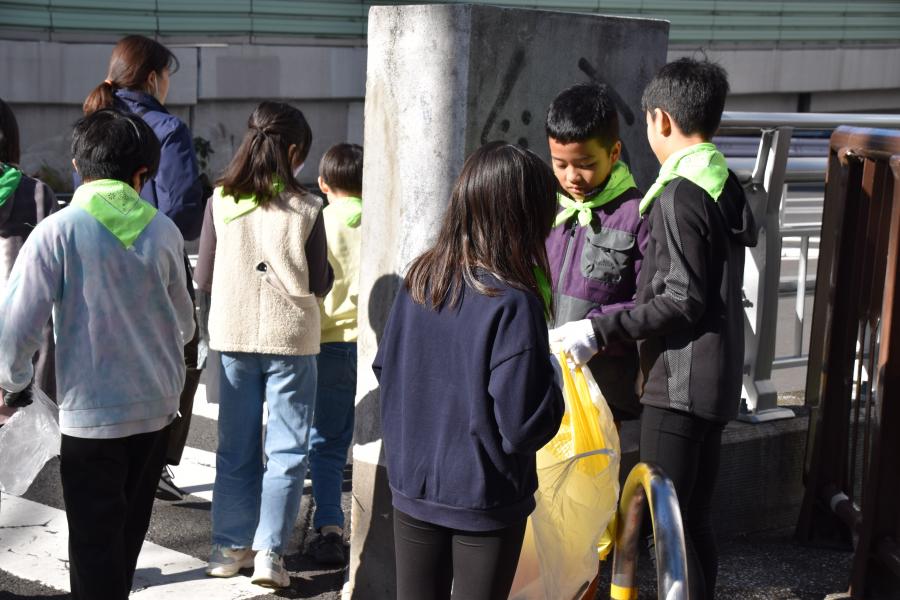 ごみを拾う小学生