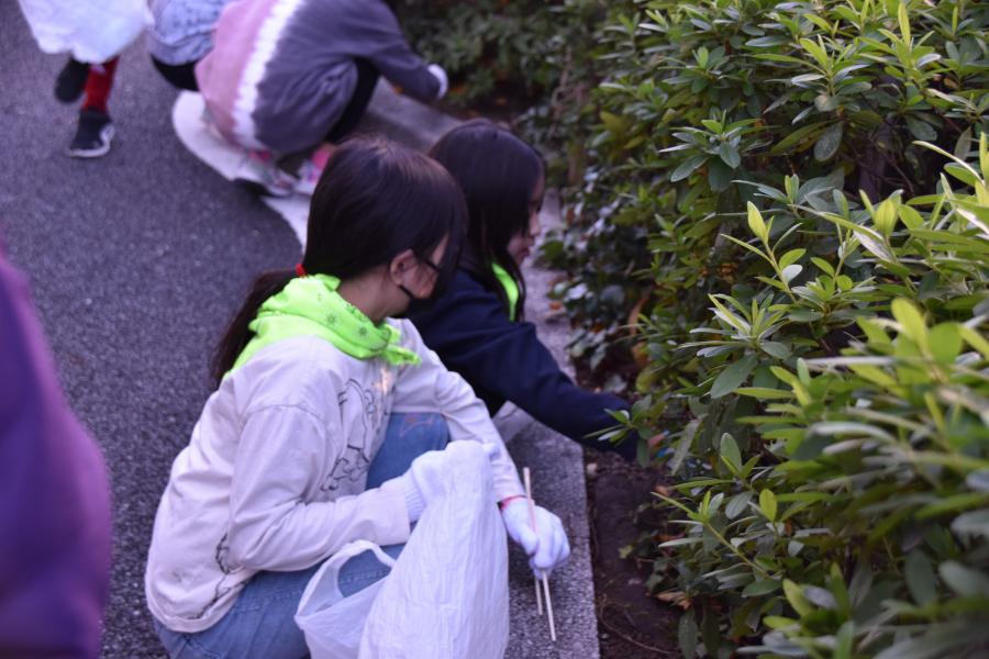 ごみを拾う小学生2