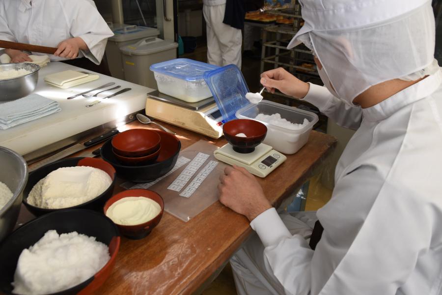 粉を量っている写真