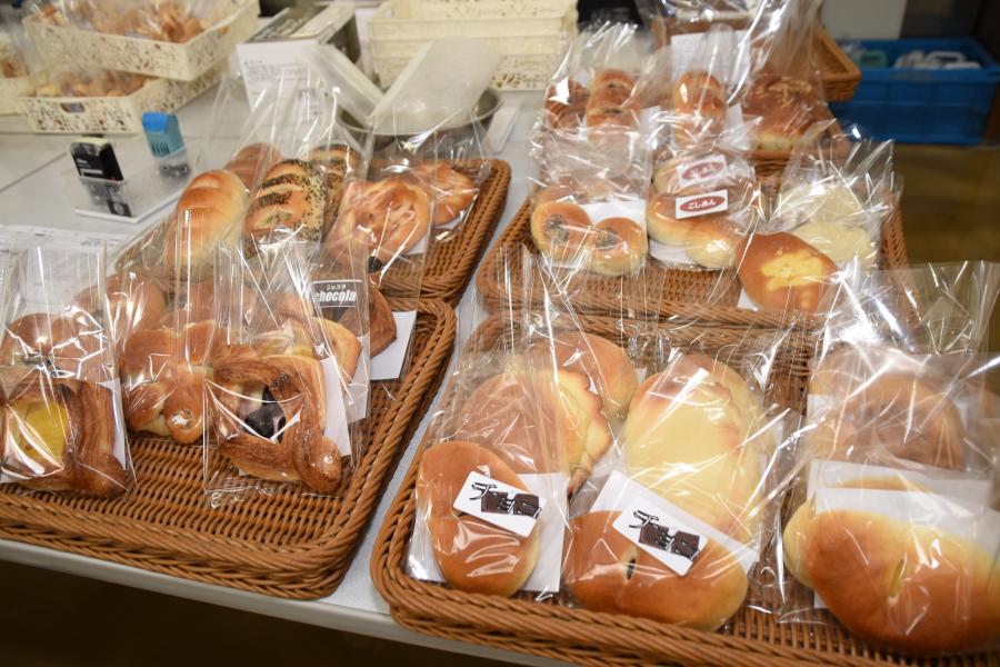 販売を待つパンの写真