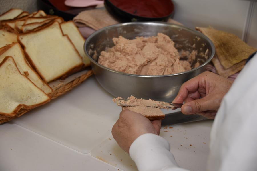 食パンにクリームを塗っている手元の写真