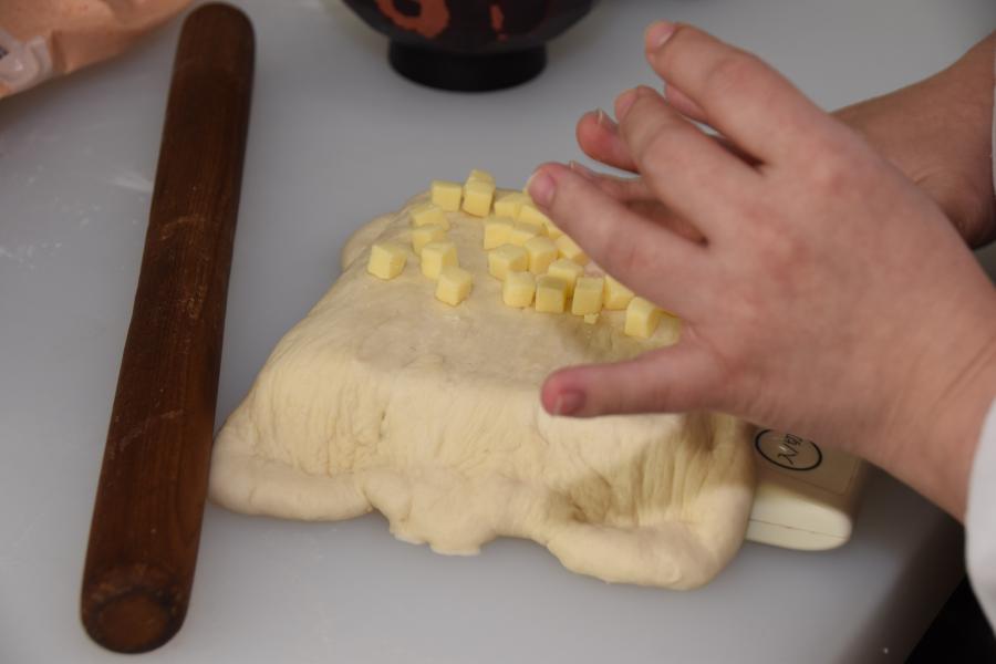 コーンパンを作る手元の写真