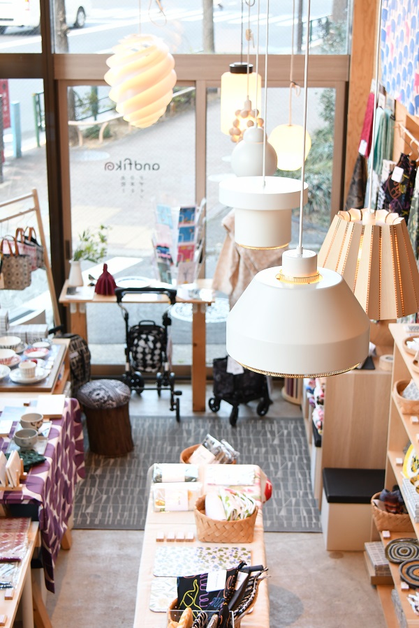 北欧の家具や雑貨が並ぶ店内