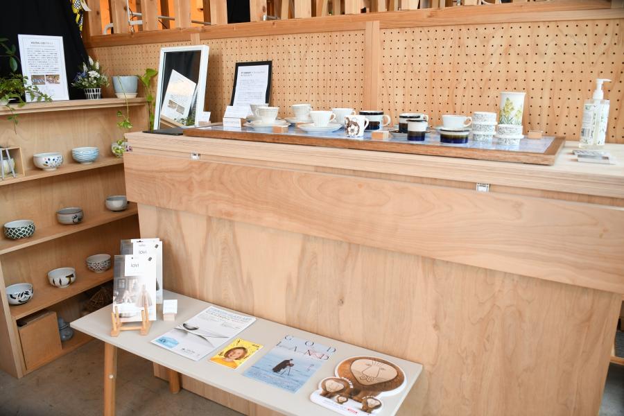 北欧のシンプルな食器が並ぶ店内