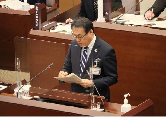 区議会定例会での区長所信表明の写真
