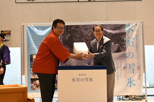 雪氷を目黒区に贈呈する様子